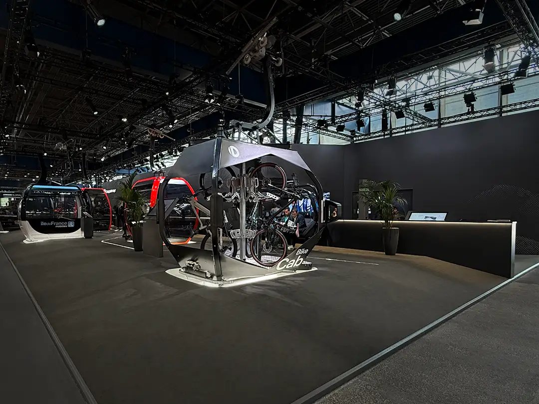 Seilbahn-Kabinen auf dem Messestand von Doppelmayr bei der Mountain Planet 2026 in Grenoble