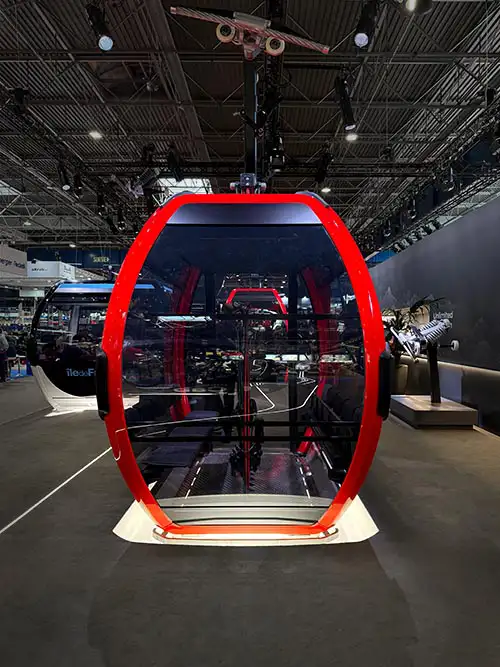 Seilbahn-Kabinen auf dem Messestand von Doppelmayr bei der Mountain Planet 2026 in Grenoble