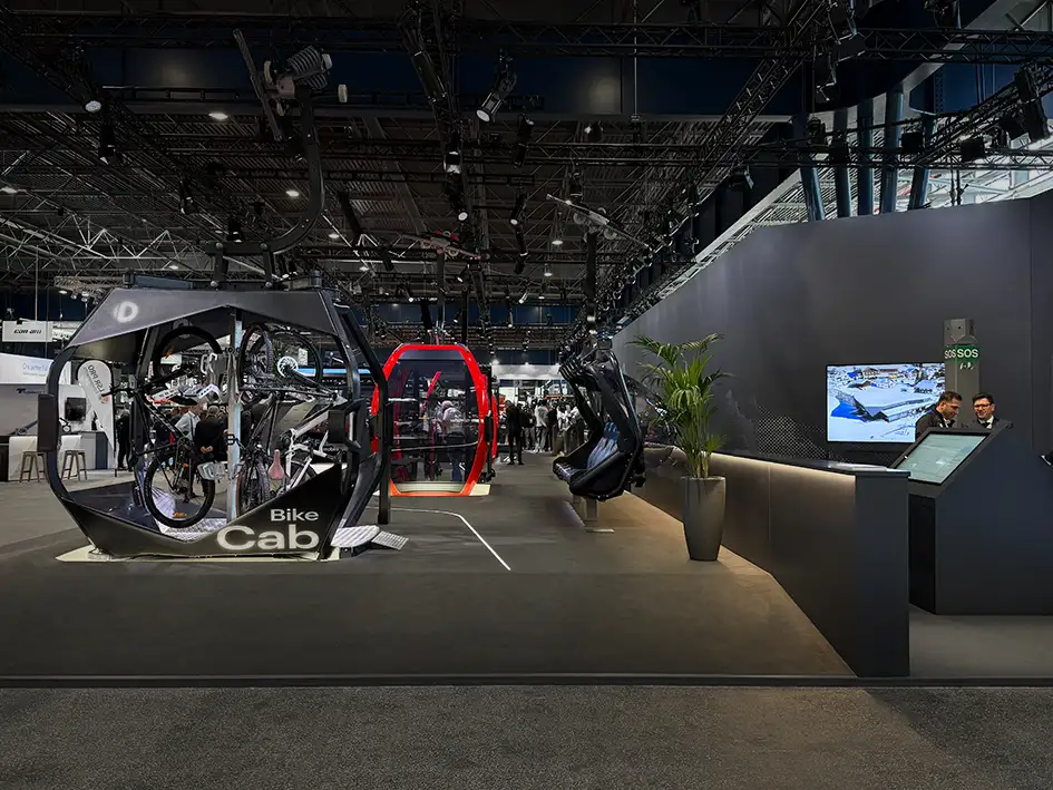 Seilbahn-Sessel und Kabinen auf dem Messestand von Doppelmayr bei der Mountain Planet 2026 in Grenoble