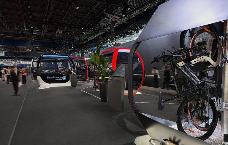 Seilbahn-Sessel und Kabinen auf dem Messestand von Doppelmayr bei der Mountain Planet 2026 in Grenoble