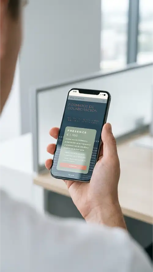 Hand hält ein Smartphone mit der mobilen Ansicht der FORMAA-Website.