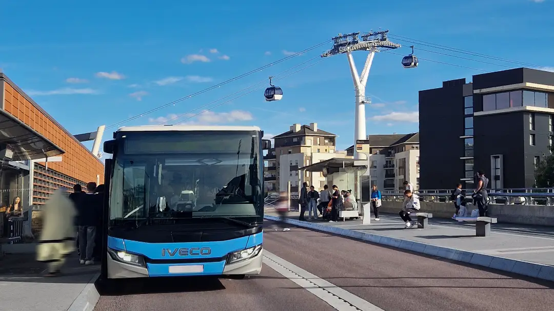 Urbane Integration der Seilbahn als Teil eines vernetzten Mobilitäts-Hotspots mit dem öffentlichem Nahverkehr in Ile-de-France, Paris.