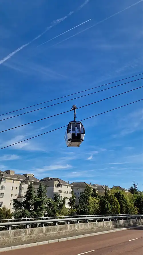 Cable 1 Seilbahnkabine über den Dächern von Ile-de-France, Paris