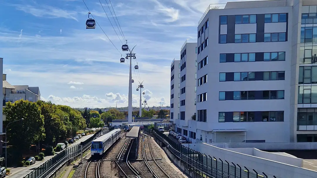 Seilbahn Cable 1 mit Stützen und Omega V Kabinen von Doppelmayr über der Bahnhofstation in Ile-de France, Paris
