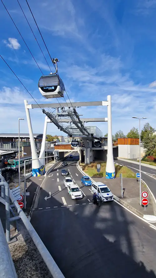 Urbane Integration der Seilbahn Cable 1 als Teil des Stadtbilds, über den Straßen von Paris