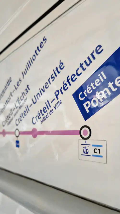 Anzeigetafel des öffentlichen Seilbahnverkehrs mit Informationen zu den Haltestellen der Seilbahn, in Ile-de-France, Paris