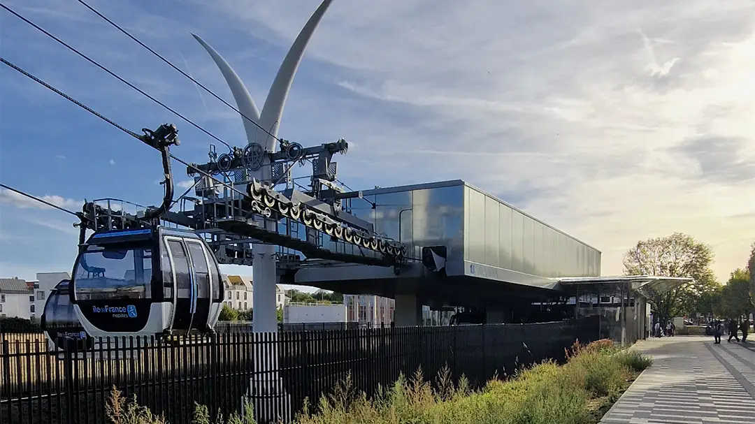 Seilbahnstation mit Kabinen und Stützen von Doppelmayr in zentraler Lage von Ile-de-France, Paris