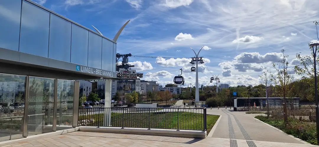 Blick auf die Seilbahnstation Cable 1 und der Kabinen als öffentliches Netzwerk in Ile-de-France, Paris.