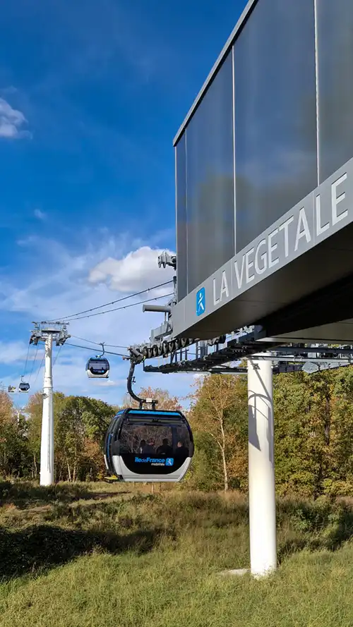 Seilbahnkabine von Doppelmayr fährt in die Seilbahnstation in Ile-de-France, Paris, ein